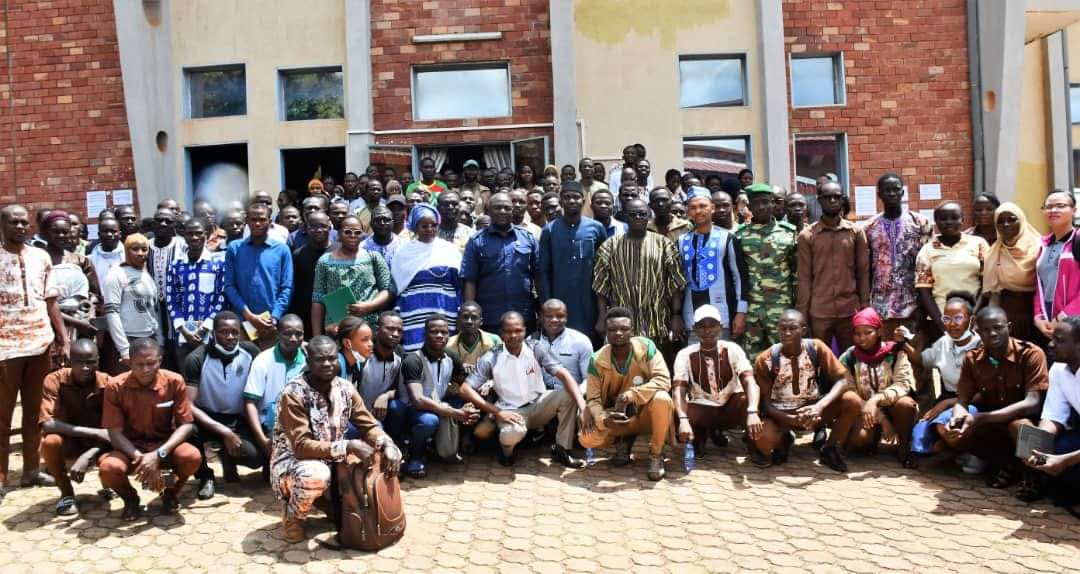 Photo de famille avec le Ministre dEtat MFPTPS